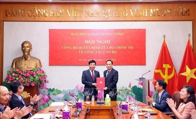 Bí thư Trung ương Đảng, Trưởng ban Đối ngoại Trung ương Lê Hoài Trung trao Quyết định của Bộ Chính trị phân công đồng chí Nguyễn Mạnh Cường giữ chức Phó Trưởng Ban Đối ngoại Trung ương. Ảnh: Phạm Kiên/TTXVN