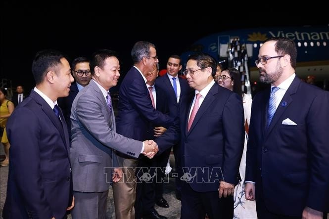 Cán bộ Đại sứ quán đón Thủ tướng Phạm Minh Chính và Phu nhân tại sân bay Las Américas, Santo Domingo, Cộng hòa Dominicana. Ảnh: Dương Giang/TTXVN