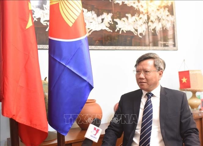 Đại sứ Lê Quang Long trả lời phỏng vấn. Ảnh tư liệu: Việt Hùng/TTXVN