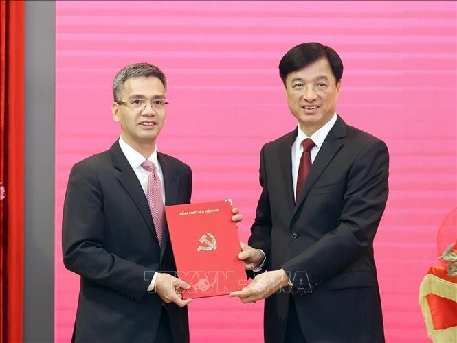 Bí thư Trung ương Đảng, Chánh Văn phòng Trung ương Đảng Nguyễn Duy Ngọc trao quyết định bổ nhiệm cho đồng chí Võ Thành Hưng. Ảnh: An Đăng/TTXVN
