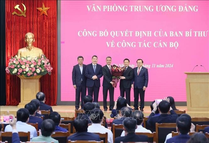 Phó Thủ tướng Chính phủ, Bí thư Ban cán sự đảng, Bộ trưởng Bộ Tài chính Hồ Đức Phớc và lãnh đạo Bộ Tài chính chúc mừng đồng chí Võ Thành Hưng. Ảnh: An Đăng/TTXVN
