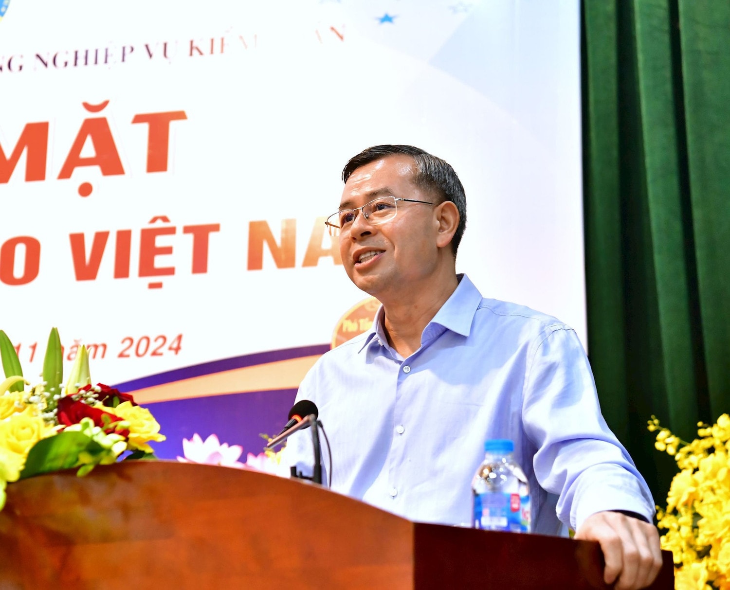 Tổng Kiểm toán Nhà nước Ngô Văn Tuấn gửi lời chúc mừng và tri ân các thế hệ lãnh đạo, công chức, viên chức, người lao động và các giảng viên kiêm chức là chuyên gia trong và ngoài ngành của Trường Đào tạo và Bồi dưỡng nghiệp vụ kiểm toán nhân Ngày Nhà giáo Việt Nam, 20.11. Ảnh: Nguyễn Ly