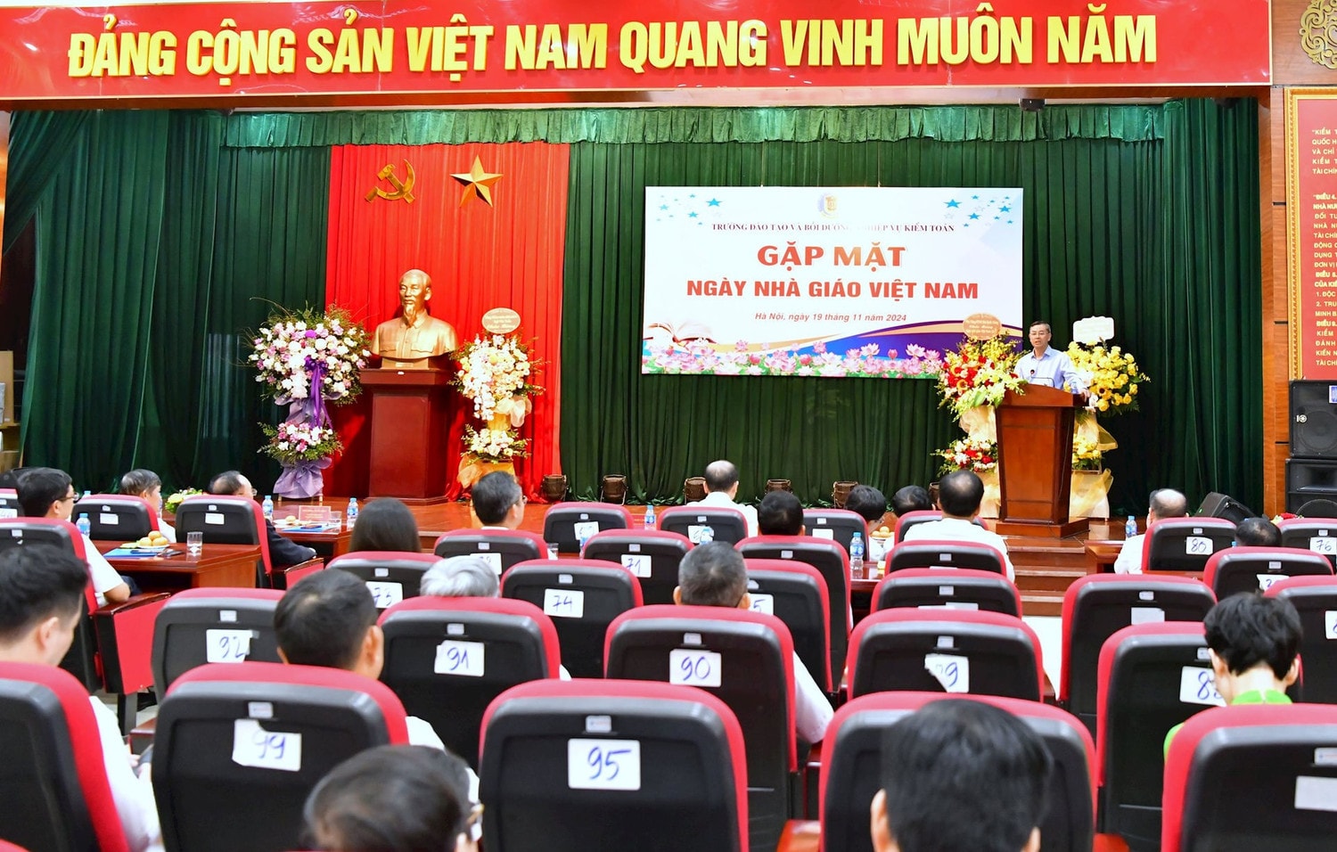 Quang cảnh buổi gặp mặt Ngày Nhà giáo Việt Nam. Ảnh: Nguyễn Ly