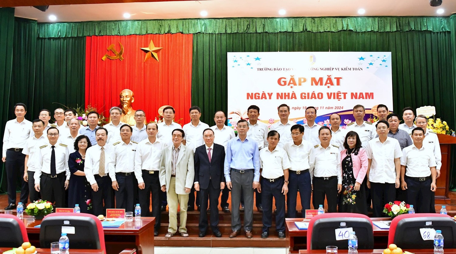 Tổng Kiểm toán Nhà nước Ngô Văn Tuấn và các đại biểu chụp ảnh lưu niệm. Ảnh: Nguyễn Ly
