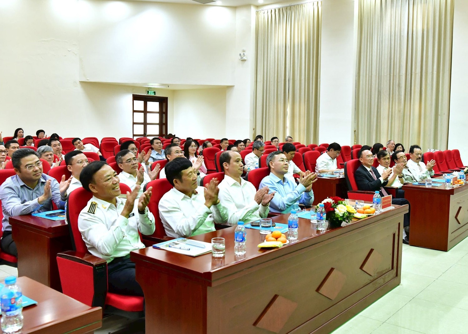 Các đại biểu tham dự buổi gặp mặt nhân Ngày Nhà giáo Việt Nam. Ảnh: Nguyễn Ly