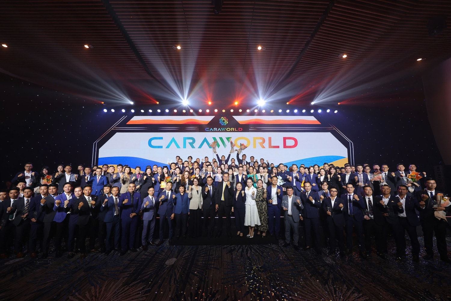 fn-80-dai-ly-chup-anh-luu-niem-tai-su-kien-ky-ke-hop-tac-du-an-caraworld.jpg