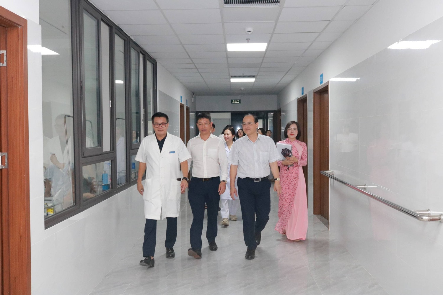 doan-cong-tac-khao-sat-tai-benh-vien-kien-an-1723194960695485777983.jpg