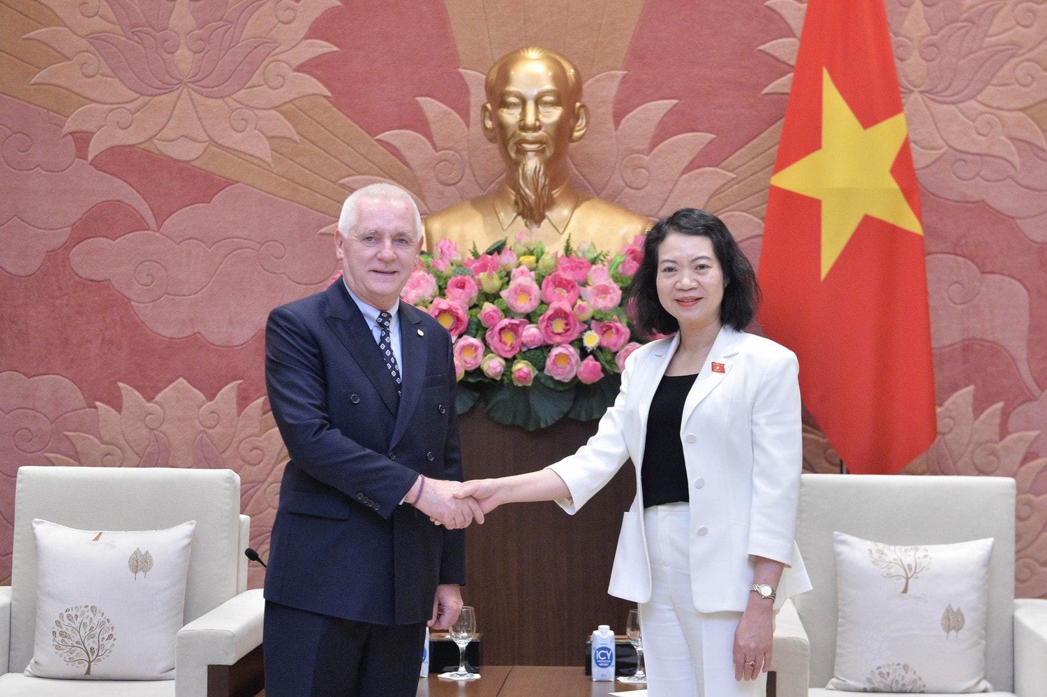 pho-chu-nhiem-uy-ban-tu-phap-mai-thi-phuong-hoa-tiep-dai-su-argentina-tai-viet-nam-marcos-a-bednarski-1.jpg