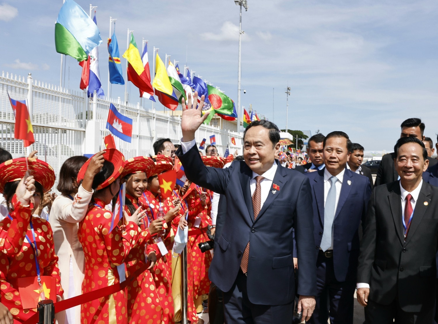 vna-potal-chu-tich-quoc-hoi-ket-thuc-chuyen-tham-chinh-thuc-campuchia-va-du-hoi-nghi-icapp-12-7720817.jpg