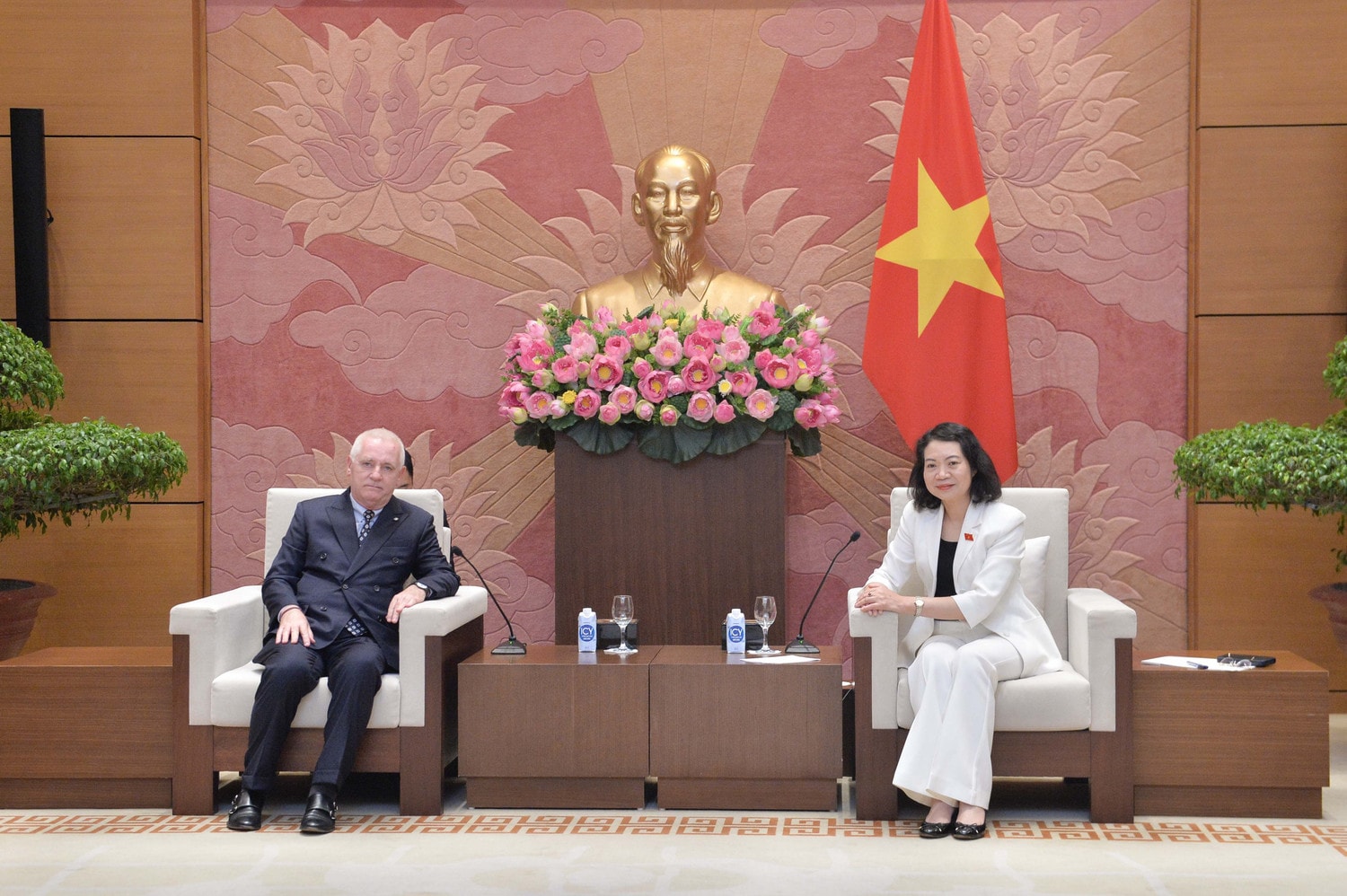 Phó Chủ nhiệm Ủy ban Tư pháp Mai Thị Phương Hoa tiếp Đại sứ Argentina tại Việt Nam Marcos A. Bednarski