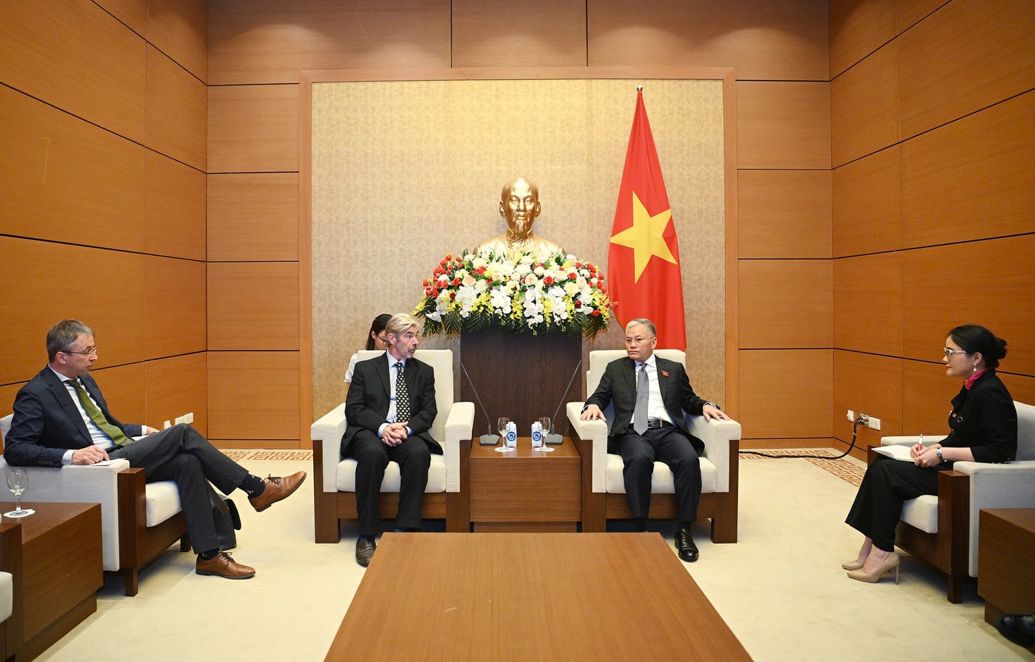 Phó Chủ nhiệm Ủy ban Đối ngoại Đôn Tuấn Phong tiếp Tham tán Công sứ phụ trách các vấn đề nghị viện thuộc Phái đoàn Liên minh châu Âu (EU) tại ASEAN