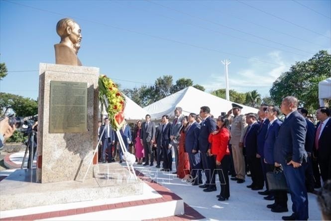 Thủ tướng Phạm Minh Chính và Phu nhân cùng các đại biểu đặt vòng hoa tại Tượng đài Chủ tịch Hồ Chí Minh tại thủ đô Santo Domingo. Ảnh: Dương Giang/TTXVN