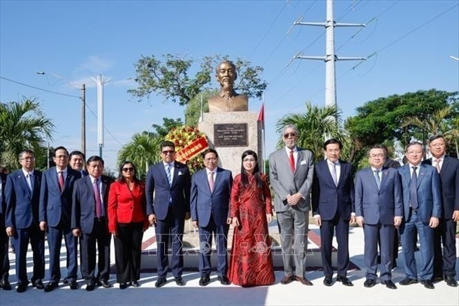 Thủ tướng Phạm Minh Chính và Phu nhân cùng các đại biểu tại Tượng đài Chủ tịch Hồ Chí Minh ở thủ đô Santo Domingo. Ảnh: Dương Giang/TTXVN