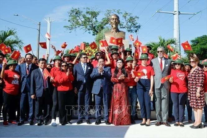 Thủ tướng Phạm Minh Chính và Phu nhân cùng các đại biểu tại Tượng đài Chủ tịch Hồ Chí Minh ở thủ đô Santo Domingo. Ảnh: Dương Giang/TTXVN