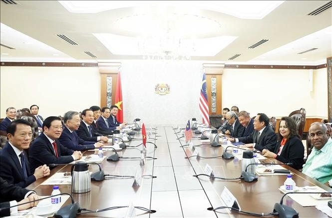 Tổng Bí thư Tô Lâm hội kiến Chủ tịch Thượng viện Malaysia Awang Bemee Awang Ali Basah. Ảnh: Thống Nhất/TTXVN