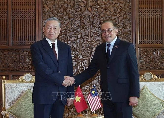 Tổng Bí thư Tô Lâm và Thủ tướng Malaysia Anwar Ibrahim chụp ảnh chung. Ảnh: Thống Nhất/TTXVN