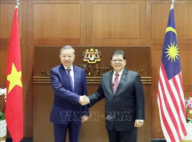 Tổng Bí thư Tô Lâm hội kiến Chủ tịch Hạ viện Malaysia Tan Sri Dato’ Johari Bin Abdul. Ảnh: Thống Nhất/TTXVN