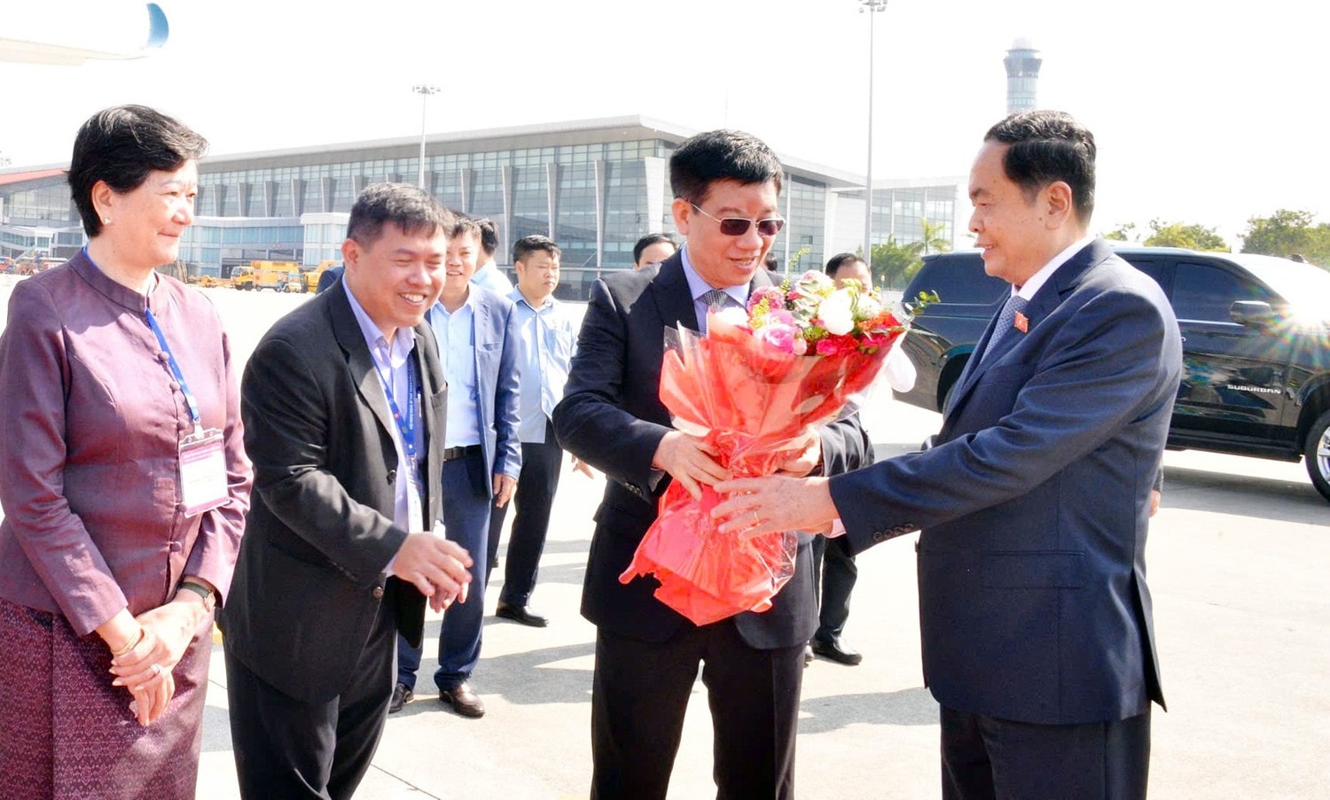 Đại sứ Campuchia tại Việt Nam Chea Kimtha và Phó Chủ nhiệm Văn phòng Quốc hội Phạm Đình Toản tiễn Chủ tịch Quốc hội Trần Thanh Mẫn và Đoàn đại biểu cấp cao Đảng, Nhà nước ta tại sân bay quốc tế Nội Bài. Ảnh: Doãn Tấn - TTXVN