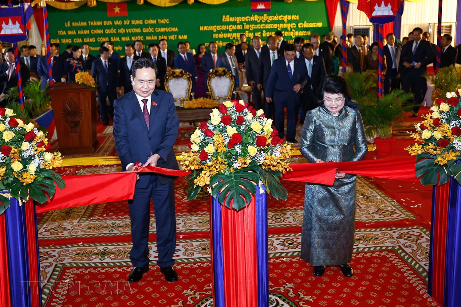 Chủ tịch Quốc hội Trần Thanh Mẫn và Chủ tịch Quốc hội Campuchia Samdech Khuon Sudary cắt băng khánh thành tòa nhà hành chính Quốc hội Campuchia. Ảnh: Doãn Tấn - TTXVN
