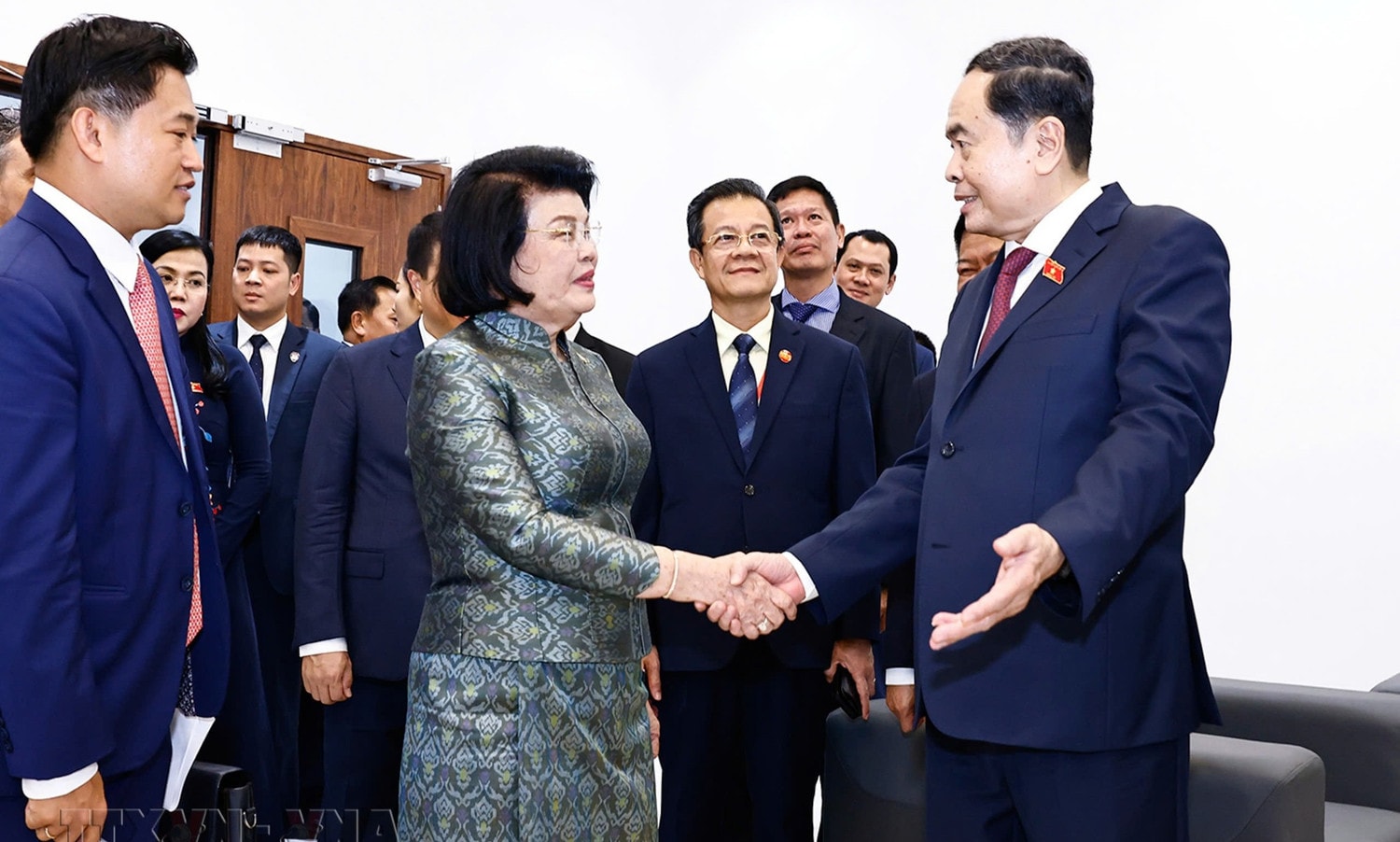 Chủ tịch Quốc hội Trần Thanh Mẫn và Chủ tịch Quốc hội Campuchia Samdech Khuon Sudary tham quan tòa nhà hành chính Quốc hội Campuchia. Ảnh: Doãn Tấn - TTXVN