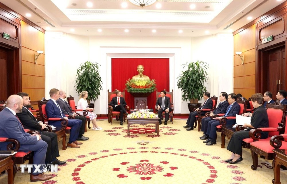 Chủ tịch Hội đồng Lý luận Trung ương, Giám đốc Học viện Chính trị Quốc gia Hồ Chí Minh Nguyễn Xuân Thắng tiếp Phó Chủ tịch Đảng Cánh tả Đức Maximilian Schirmer. Ảnh: Phương Hoa/TTXVN