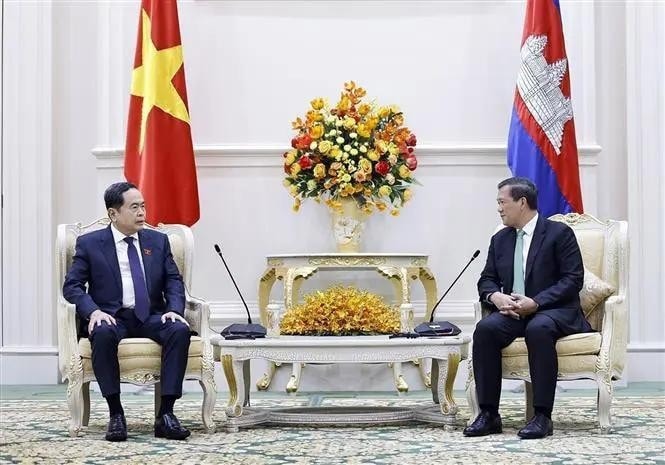 National Assembly Chairman Tran Thanh Man (L) and Cambodian Prime Minister Samdech Hun Manet in Phnom Penh on November 22. (Photo: VNA) National Assembly Chairman Tran Thanh Man (L) and Cambodian Prime Minister Samdech Hun Manet in Phnom Penh on November 22. (Photo: VNA)