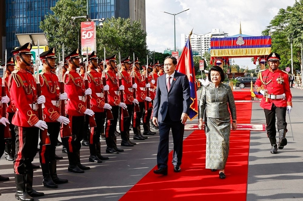 President of the Cambodian National Assembly (NA) Samdech Khuon Sudary (R) chairs a solemn welcome ceremony in Phnom Penh on November 21 afternoon for NA Chairman Tran Thanh Man. (Photo: VNA) President of the Cambodian National Assembly (NA) Samdech Khuon Sudary (R) chairs a solemn welcome ceremony in Phnom Penh on November 21 afternoon for NA Chairman Tran Thanh Man. (Photo: VNA)
