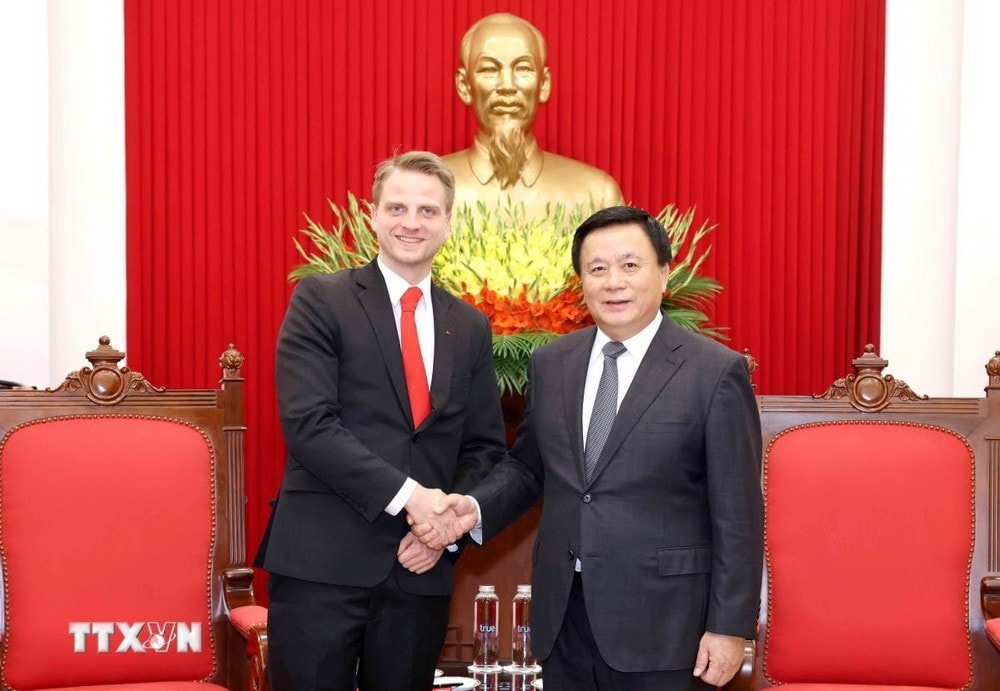 Chủ tịch Hội đồng Lý luận Trung ương, Giám đốc Học viện Chính trị Quốc gia Hồ Chí Minh Nguyễn Xuân Thắng tiếp Phó Chủ tịch Đảng Cánh tả Đức Maximilian Schirmer. Ảnh: Phương Hoa/TTXVN