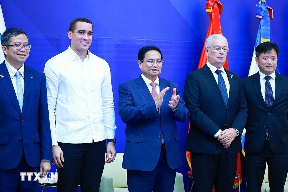 Thủ tướng Phạm Minh Chính với lãnh đạo Học viện Ngoại giao Dominicana. Ảnh: Dương Giang/TTXVN
