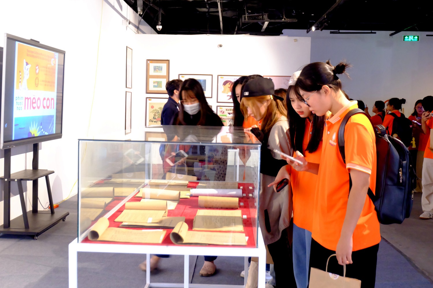 Đông đảo khách tham quan triển lãm “Dòng chảy hoạt hình Việt Nam”