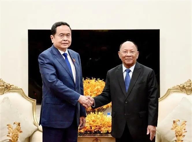 National Assembly (NA) Chairman Tran Thanh Man (L) meets with former Cambodian NA President Samdech Heng Samrin in Phnom Penh on November 23. (Photo: VNA) National Assembly (NA) Chairman Tran Thanh Man (L) meets with former Cambodian NA President Samdech Heng Samrin in Phnom Penh on November 23. (Photo: VNA)