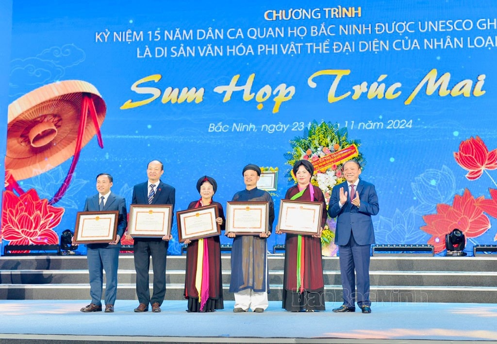 Bộ trưởng Bộ Văn hóa – Thể thao và Du lịch Nguyễn Văn Hùng trao Bằng khen cho các tập thể có nhiều thành tích trong bảo tồn, phát huy giá trị di sản Dân ca Quan họ Bắc Ninh. Nguồn: baobacninh.com.vn