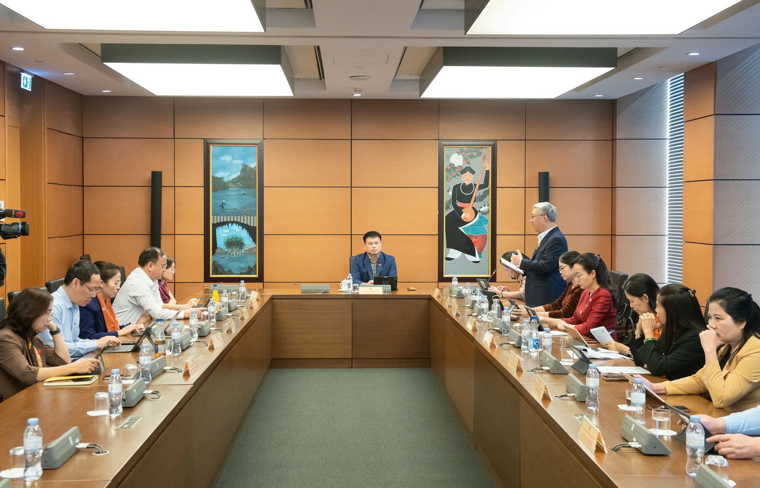Quảng cảnh thảo luận tại tổ 3. Ảnh H.Ngọc
