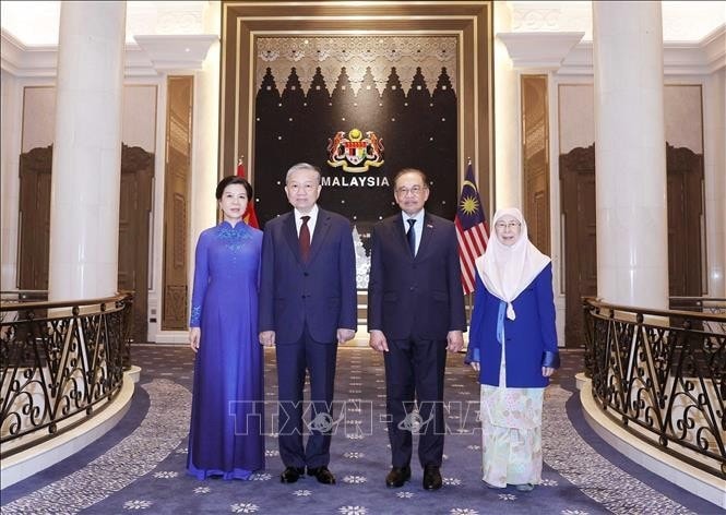 General Secretary of the Communist Party of Vietnam Central Committee To Lam (second from left) and his spouse (first, left) and Malaysian Prime Minister Anwar Ibrahim (second from right) and his spouse. (Photo: VNA) General Secretary of the Communist Party of Vietnam Central Committee To Lam (second from left) and his spouse (first, left) and Malaysian Prime Minister Anwar Ibrahim (second from right) and his spouse. (Photo: VNA)