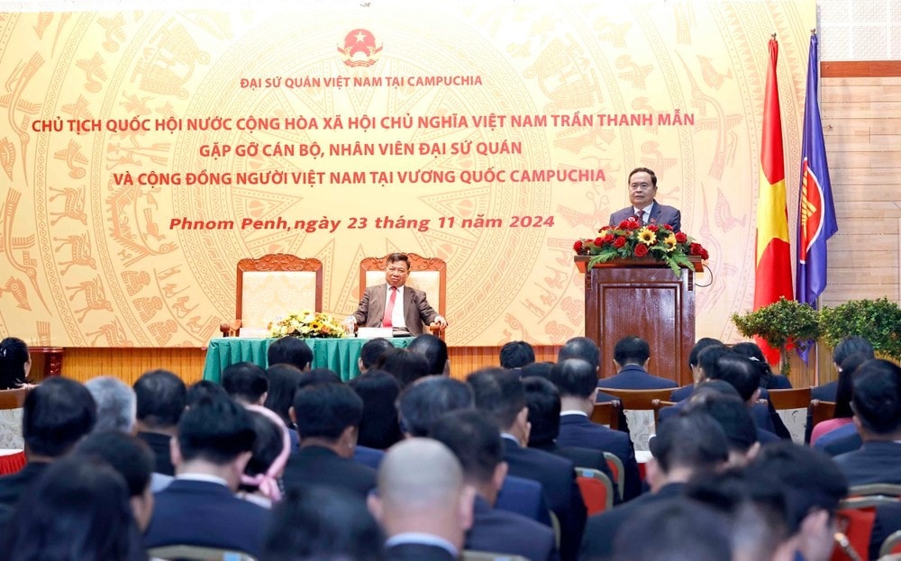 Chairman of the Vietnamese National Assembly Tran Thanh Man speaks at the meeting with the staff of the Vietnamese Embassy, and representatives of the Vietnamese community in Cambodia. (Photo: VNA) Chairman of the Vietnamese National Assembly Tran Thanh Man speaks at the meeting with the staff of the Vietnamese Embassy, and representatives of the Vietnamese community in Cambodia. (Photo: VNA)