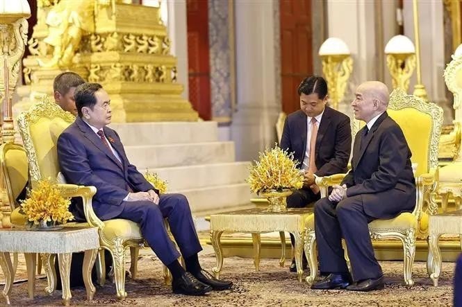 At the meeting between Cambodian King Norodom Sihamoni (R) and Chairman of the Vietnamese National Assembly Tran Thanh Man. (Photo: VNA) At the meeting between Cambodian King Norodom Sihamoni (R) and Chairman of the Vietnamese National Assembly Tran Thanh Man. (Photo: VNA)