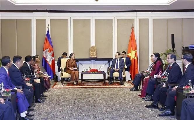 At the meeting between National Assembly Chairman Tran Thanh Man (centre, right) and Samdech Men Sam An, Chairwoman of the Cambodia-Vietnam Friendship Association and Chairwoman of the Cambodia-Vietnam Friendship Parliamentarians' Group, in Phnom Penh on November 23. (Photo: VNA) At the meeting between National Assembly Chairman Tran Thanh Man (centre, right) and Samdech Men Sam An, Chairwoman of the Cambodia-Vietnam Friendship Association and Chairwoman of the Cambodia-Vietnam Friendship Parliamentarians' Group, in Phnom Penh on November 23. (Photo: VNA)