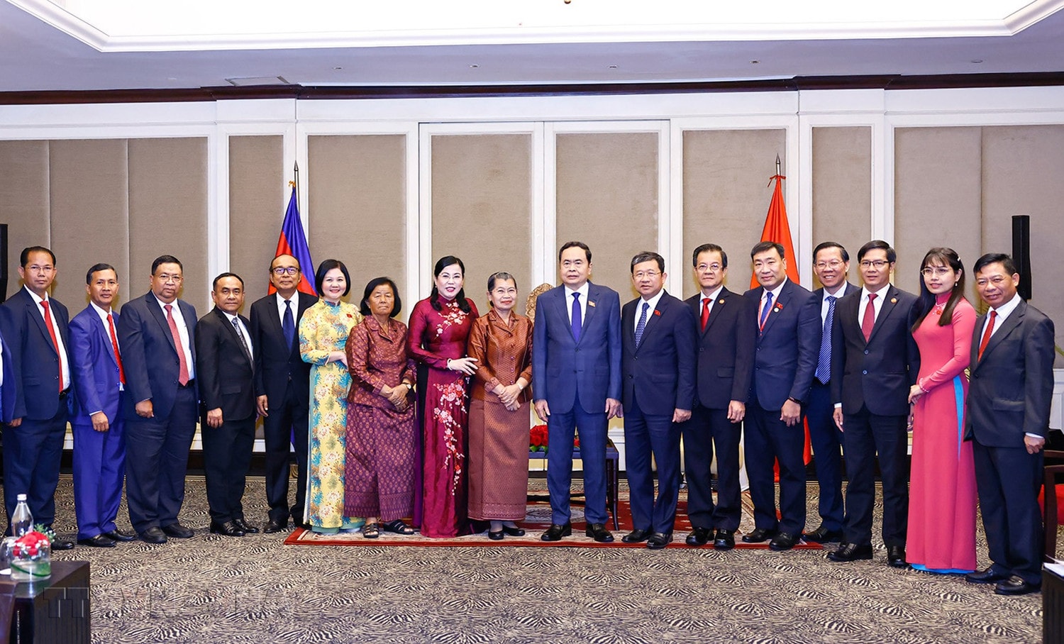 Chủ tịch Quốc hội Trần Thanh Mẫn cùng Phó Chủ tịch Đảng CPP, Chủ tịch Hội hữu nghị Campuchia - Việt Nam, Chủ tịch Hội Nghị sĩ hữu nghị Campuchia - Việt Nam Men Sam An và các đại biểu hai nước Ảnh: Doãn Tấn/TTXVN