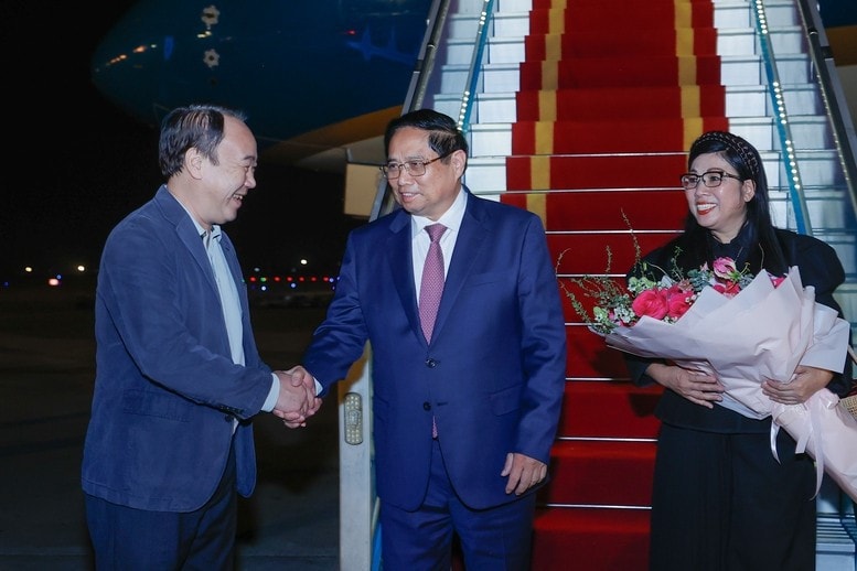 Phó Chủ nhiệm Văn phòng Chính phủ Nguyễn Sỹ Hiệp đón Thủ tướng và Phu nhân tại Sân bay Nội Bài. Ảnh: Nhật Bắc/VGP