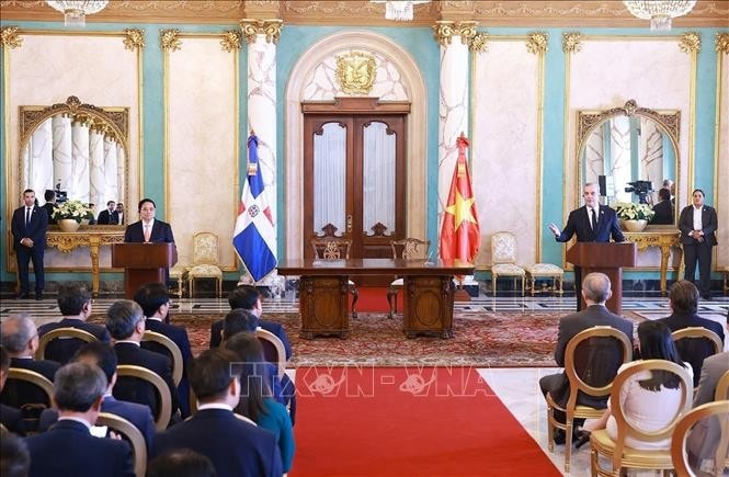 Thủ tướng Phạm Minh Chính và Tổng thống Cộng hòa Dominicana Luis Abinader Corona gặp gỡ báo chí. Ảnh: Dương Giang/TTXVN