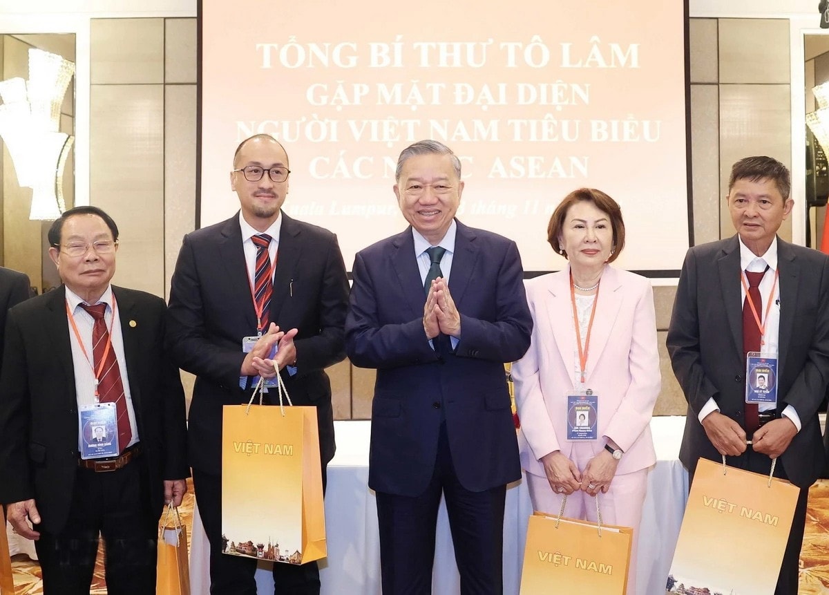Tổng Bí thư Tô Lâm tặng quà cho đại diện người Việt Nam tiêu biểu các nước ASEAN. Ảnh: Thống Nhất/TTXVN