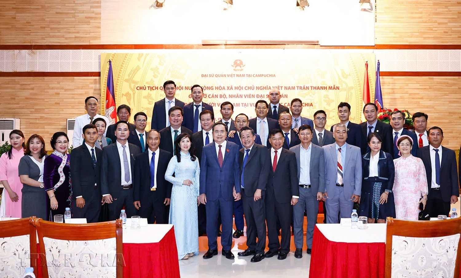 Chủ tịch Quốc hội Trần Thanh Mẫn chụp ảnh lưu niệm với đại biểu. Ảnh: Doãn Tấn - TTXVN