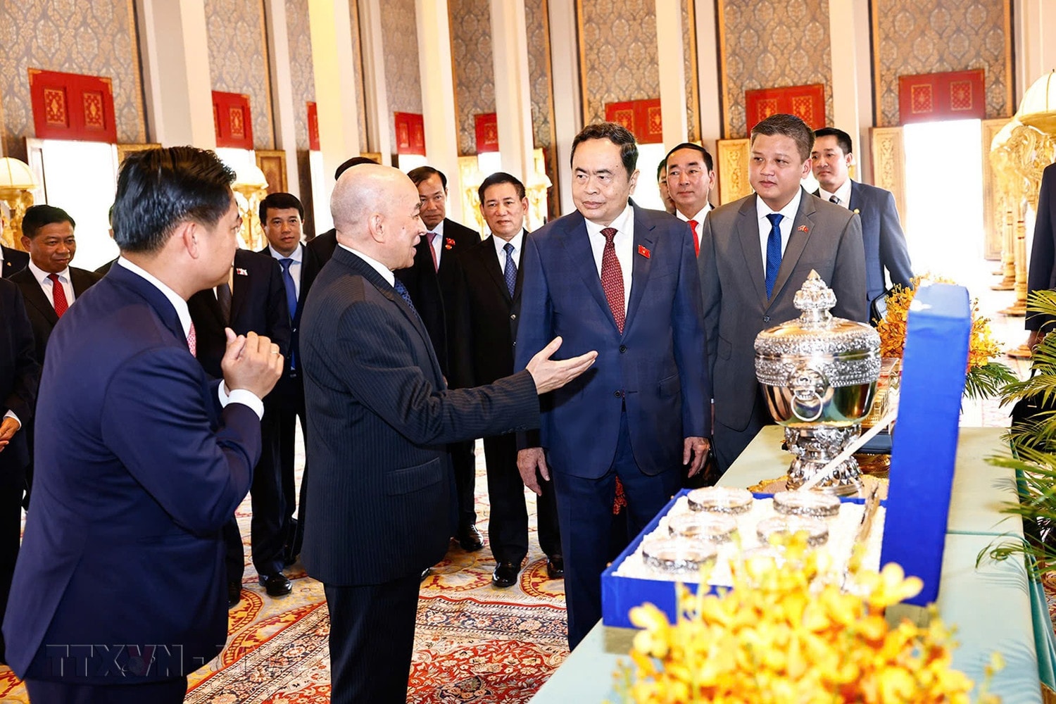 Quốc vương Campuchia Norodom Sihamoni giới thiệu và trao quà tặng Chủ tịch Quốc hội Trần Thanh Mẫn. Ảnh: Doãn Tấn - TTXVN