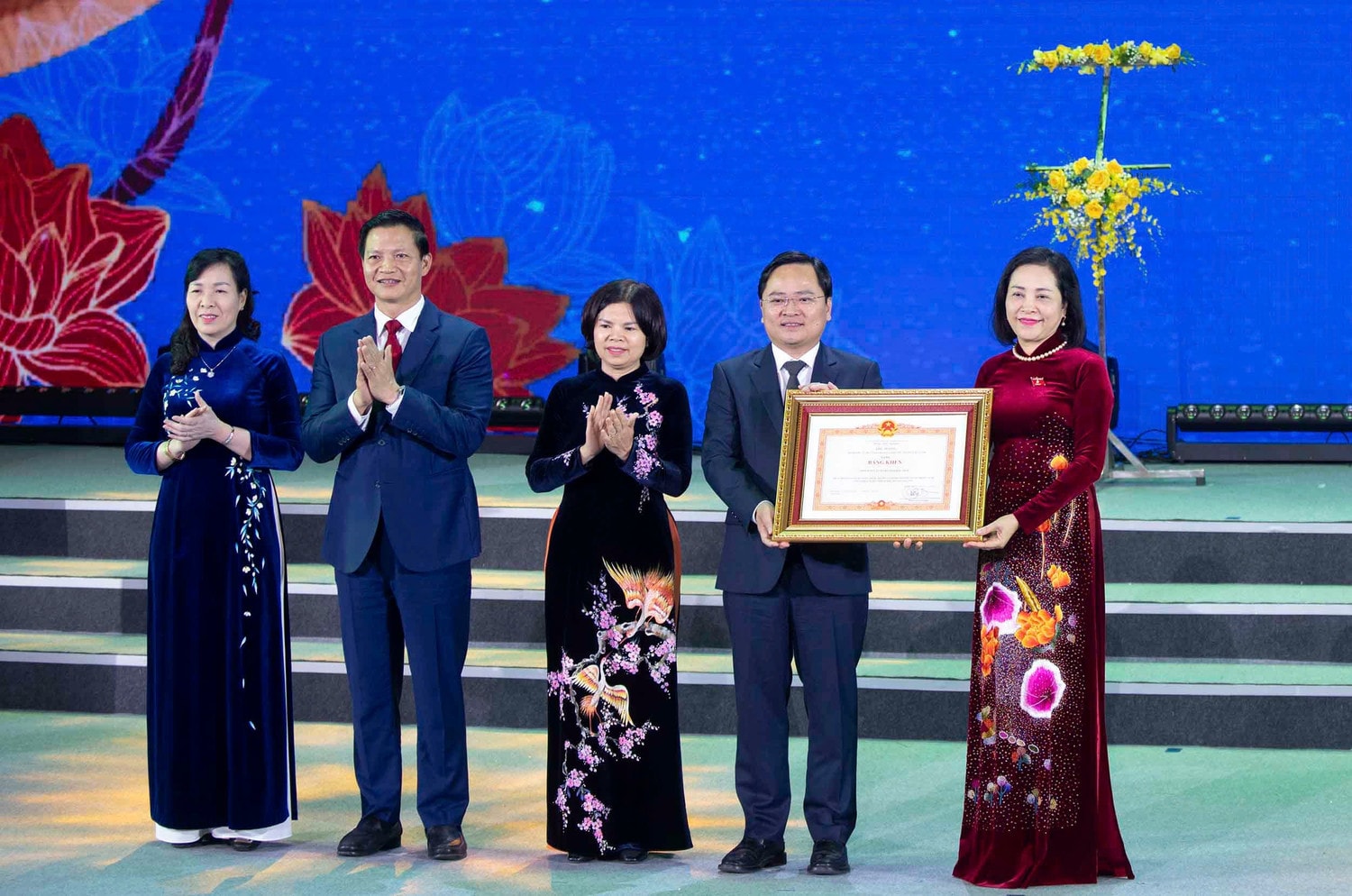Phó Chủ tịch Quốc hội Nguyễn Thị Thanh trao Bằng khen của Thủ tướng Chính phủ cho Đảng bộ, chính quyền và nhân dân tỉnh Bắc Ninh. Ảnh: Minh Thành