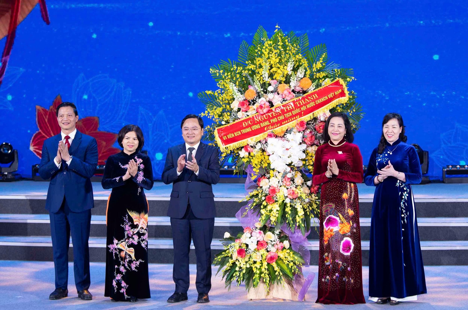 Phó Chủ tịch Quốc hội Nguyễn Thị Thanh tặng hoa chúc mừng Đảng bộ, chính quyền và nhân dân tỉnh Bắc Ninh. Ảnh: Minh Thành