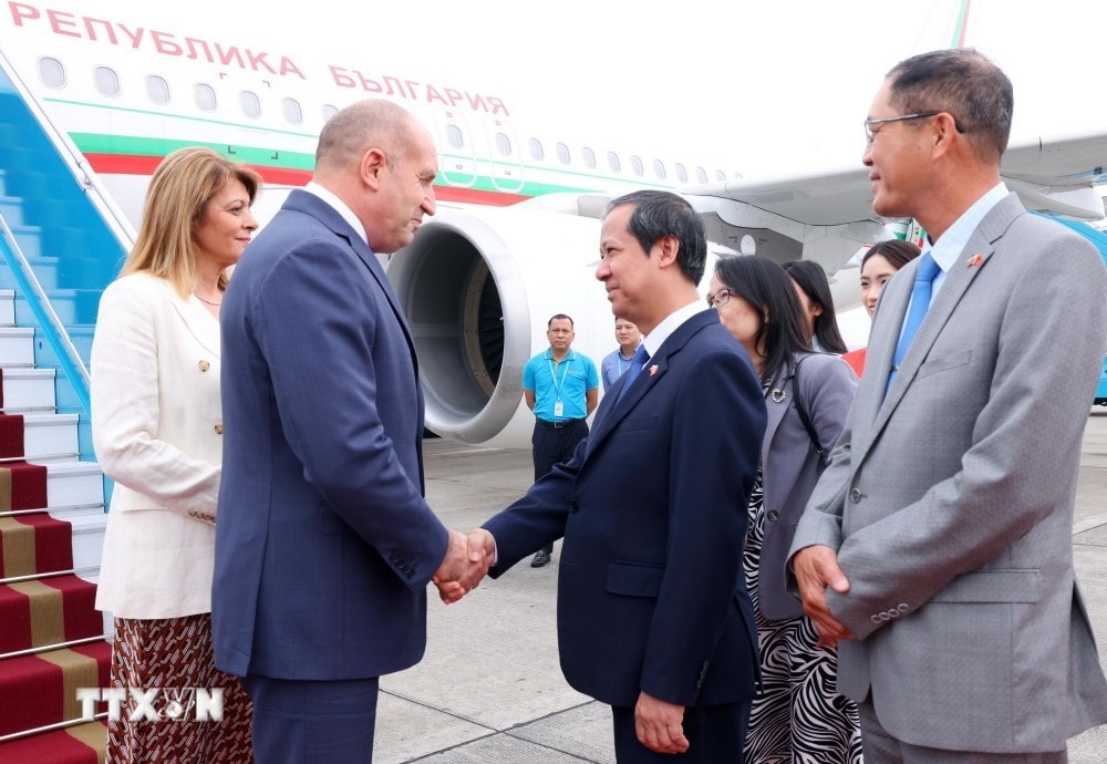 Bộ trưởng Bộ Giáo dục và Đào tạo Nguyễn Kim Sơn đón Tổng thống Cộng hòa Bulgaria Rumen Radev và Phu nhân tại sân bay quốc tế Nội Bài, Hà Nội. Ảnh: Phạm Kiên/TTXVN