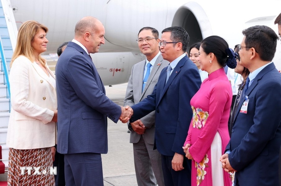 Thứ trưởng Bộ Ngoại giao Phạm Thanh Bình cùng một số cán bộ của Văn phòng Chủ tịch nước, Bộ Ngoại giao đón Tổng thống Cộng hòa Bulgaria Rumen Radev và Phu nhân tại sân bay quốc tế Nội Bài, Hà Nội. Ảnh: Phạm Kiên/TTXVN