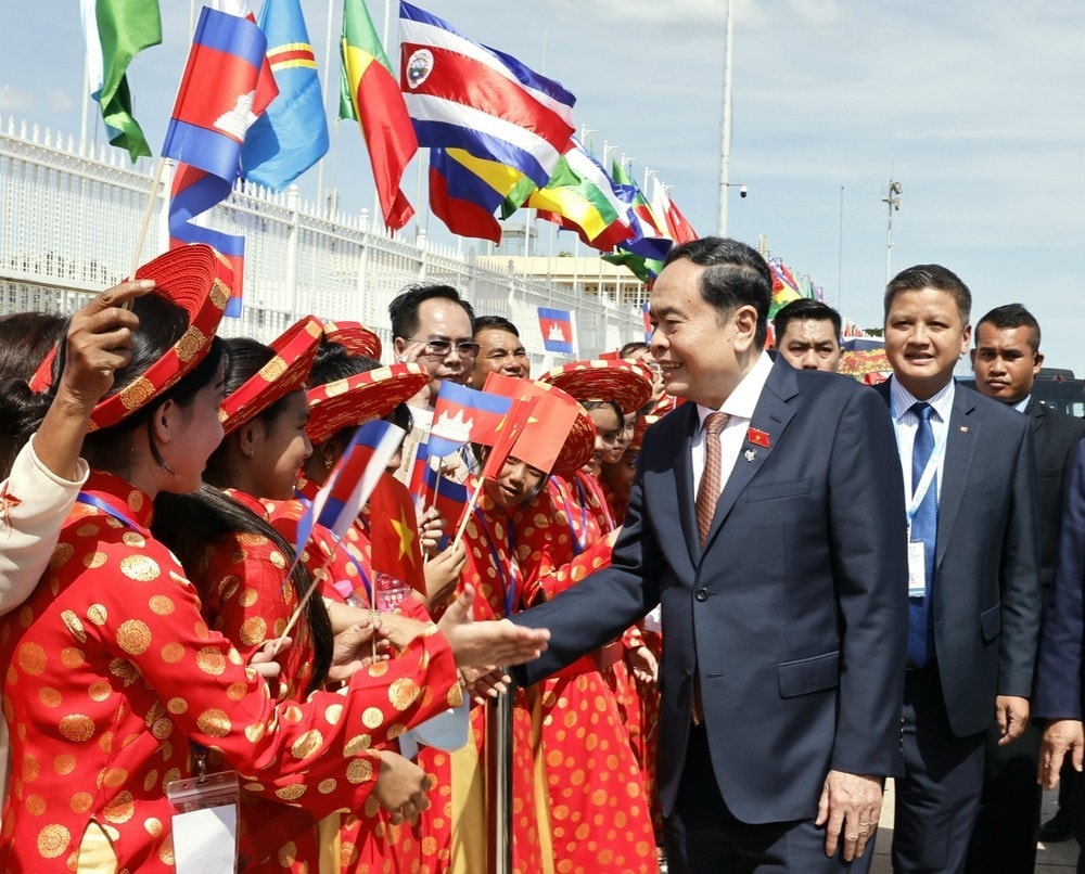 The farewell ceremony for NA Chairman Tran Thanh Man at Pochentong International Airport, Phnom Penh, Cambodia (Photo: VNA) The farewell ceremony for NA Chairman Tran Thanh Man at Pochentong International Airport, Phnom Penh, Cambodia (Photo: VNA)