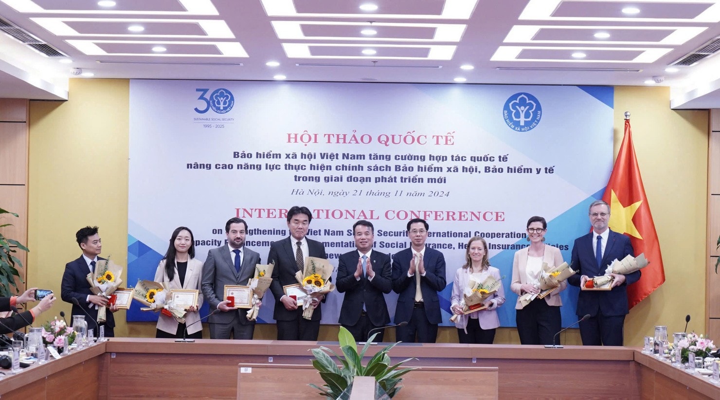 Tổng Giám đốc BHXH Việt Nam trao tặng Bằng khen và Kỷ niệm chương “Vì sự nghiệp BHXH Việt Nam” cho các tổ chức, cá nhân có nhiều đóng góp trong xây dựng và phát triển ngành. Ảnh: BH