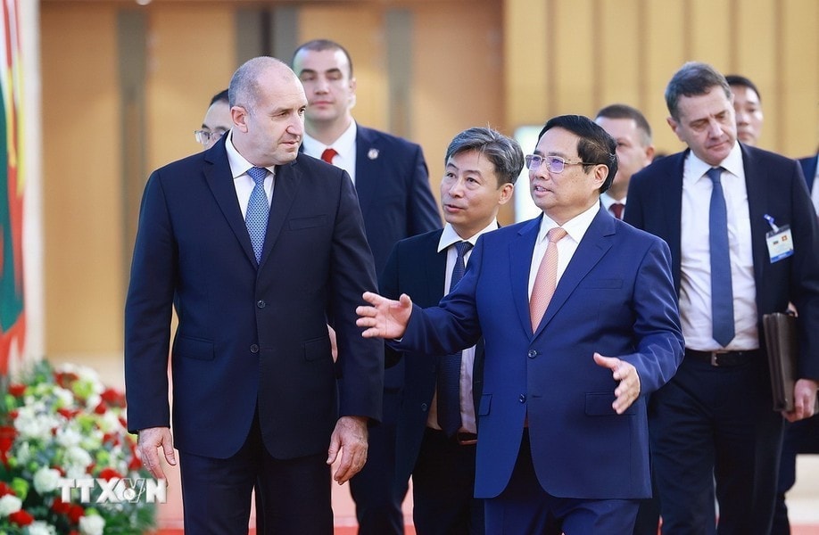 Thủ tướng Phạm Minh Chính đón Tổng thống Bulgaria Rumen Radev. Ảnh: Dương Giang/TTXVN